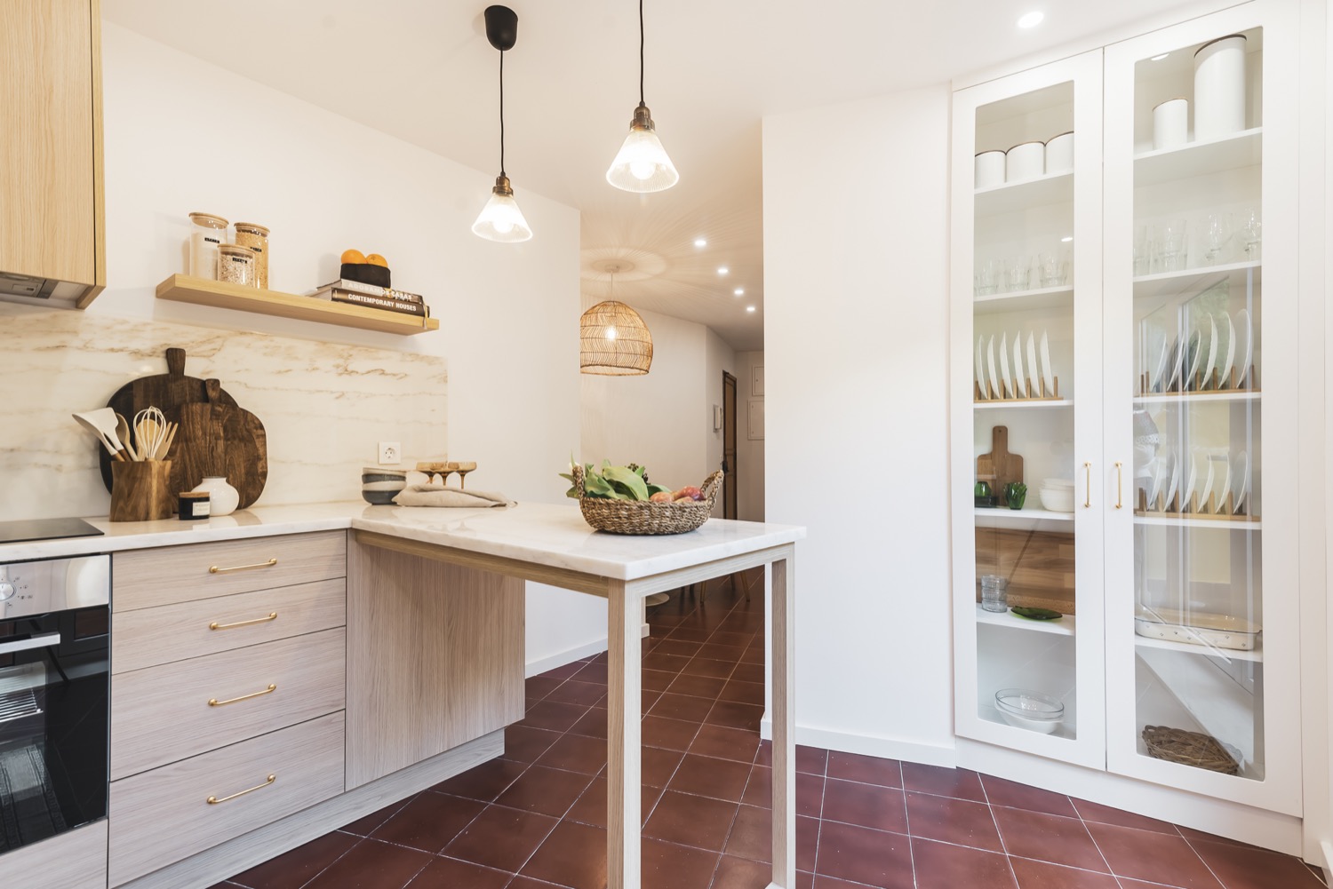 Cozinha em península desenhada e feita por medida com armários em madeira de carvalho e bancada mármore.