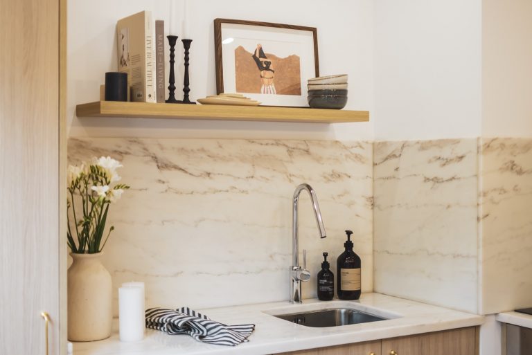 Cozinha em península desenhada e feita por medida com armários em madeira de carvalho e bancada mármore.