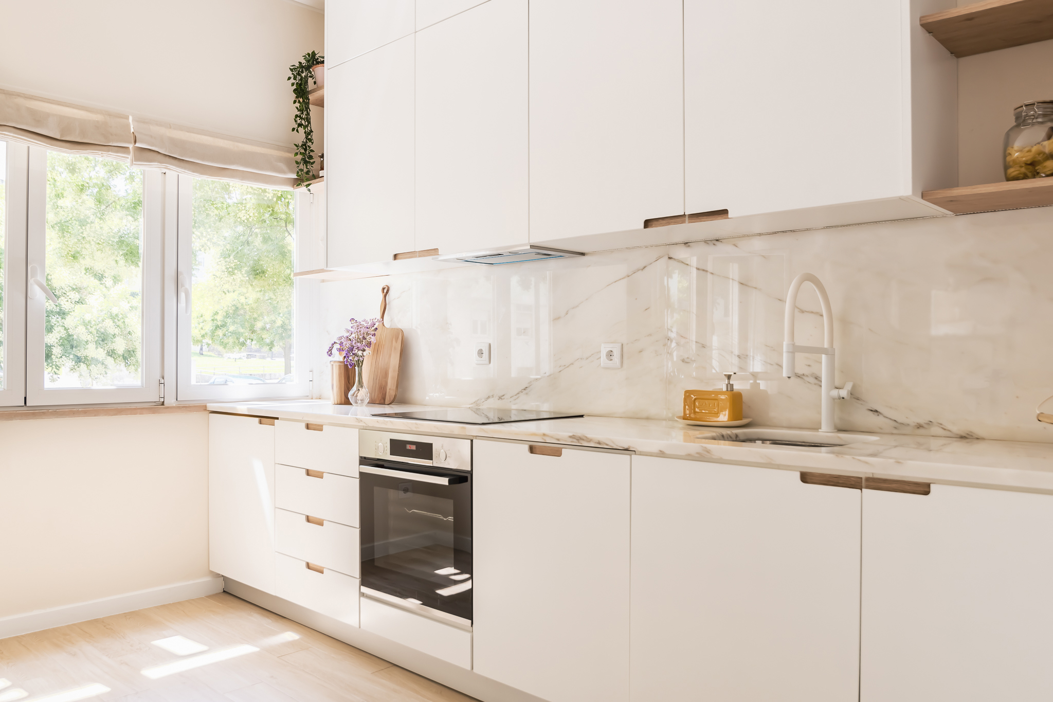 Design de interiores - Cozinha feita por medida em tons de branco e madeira inserida em open space