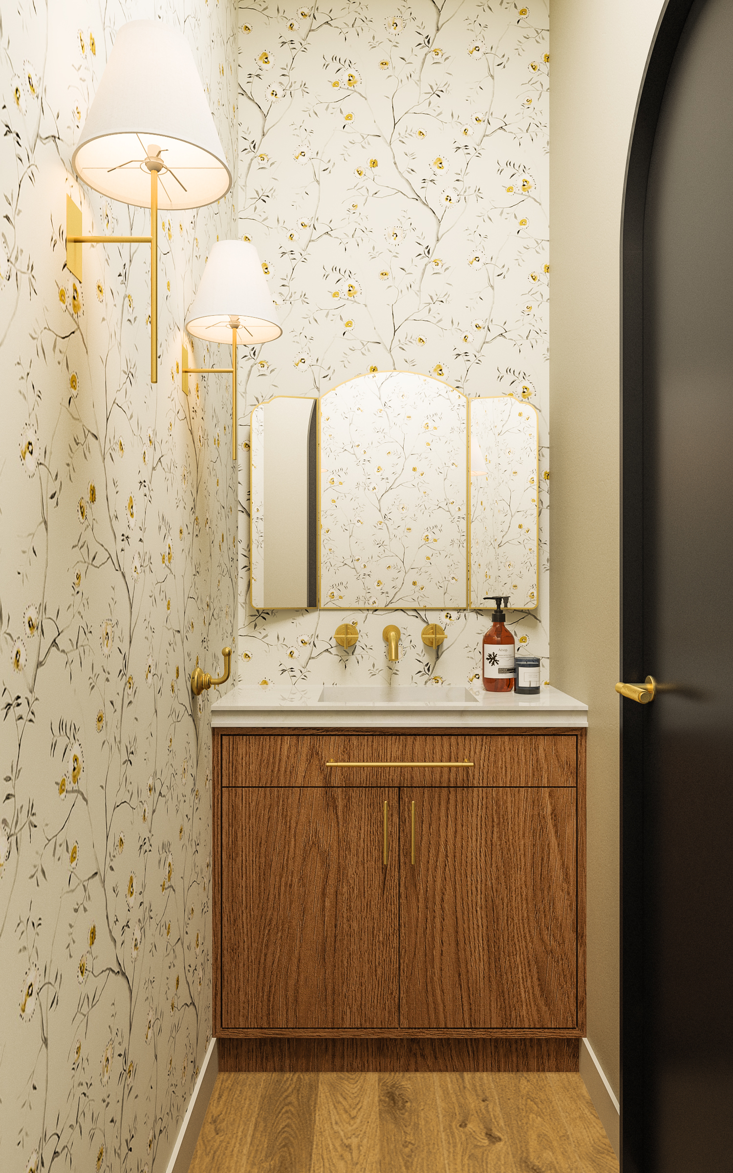 Casa de banho com um espelho dourado e papel de parede com flores
