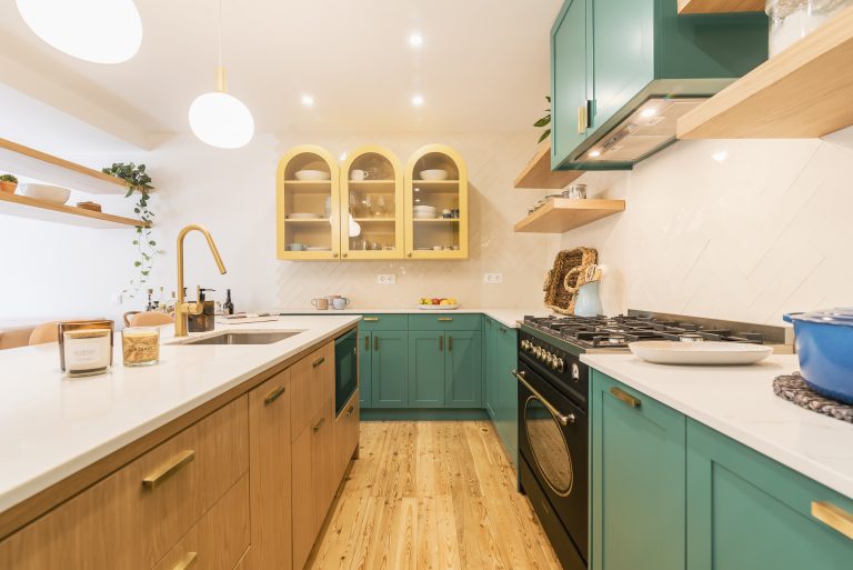 Remodelação de cozinha em open space com ilha. Armários desenhados e feito por medida