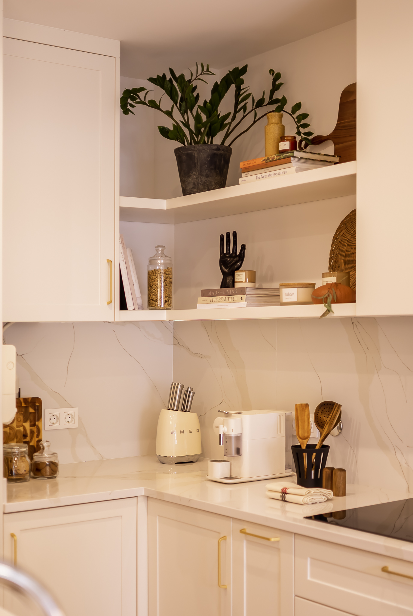 Design de interiores - Cozinha moderna com armários tipo shaker e ilha, acabamentos brancos e madeira