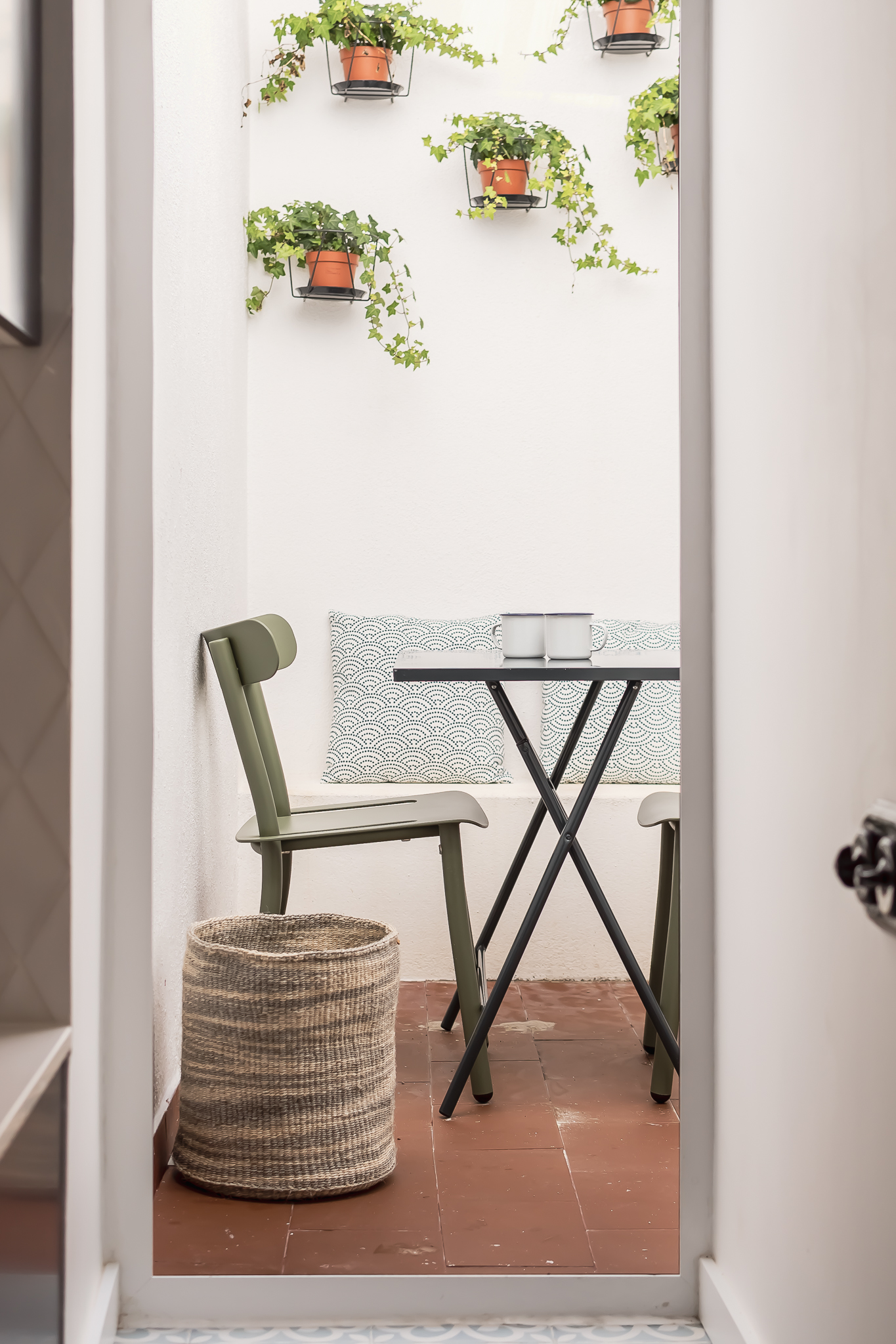 Reabilitação de apartamento em alfama - remodelação e decoração de pátio pequeno e zona exterior com bancos verdes