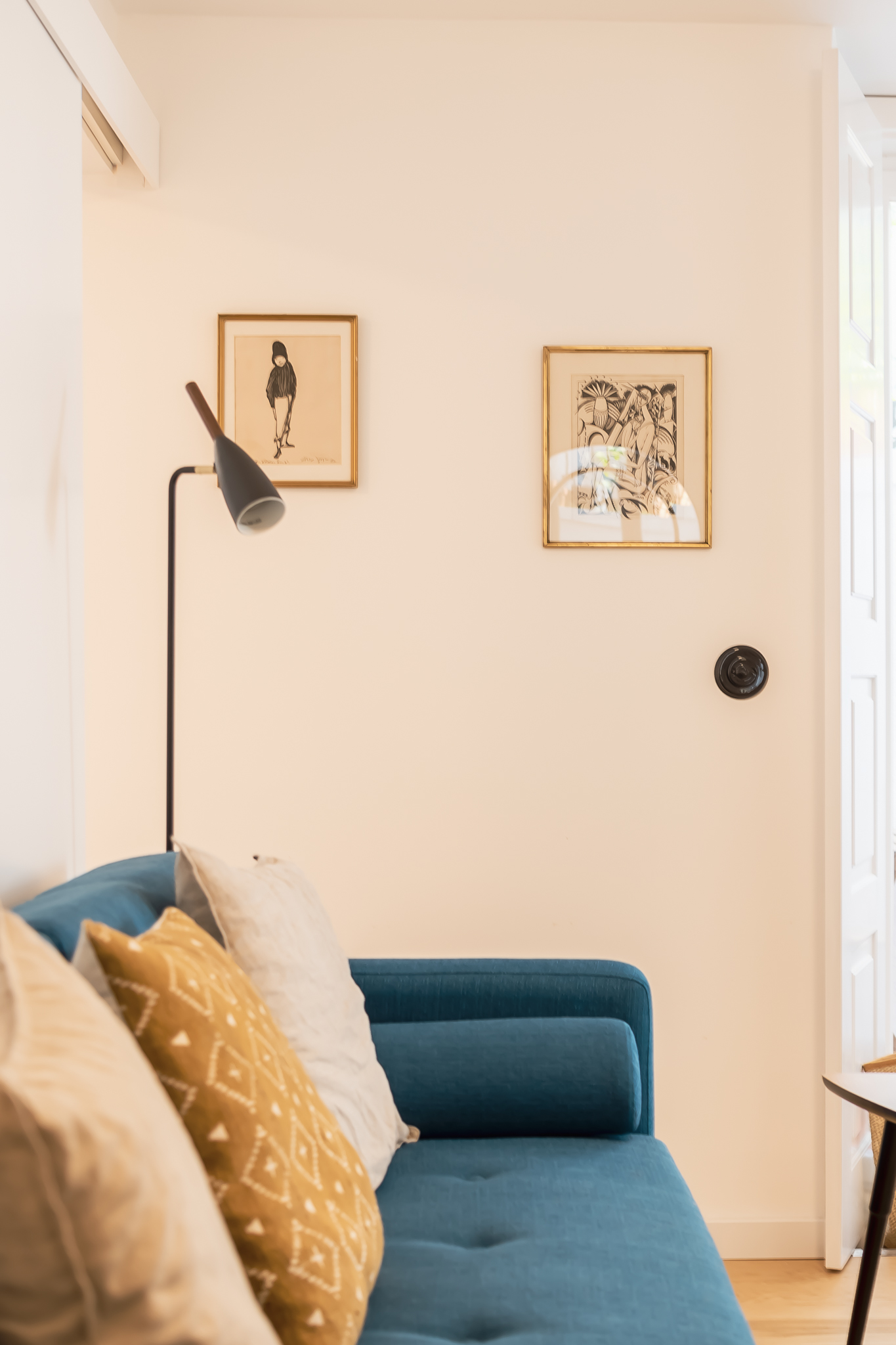 Reabilitação de apartamento em alfama - Decoração de sala com sofá azul