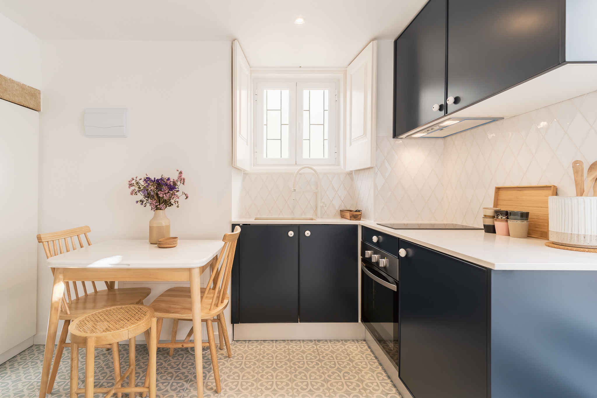 Reabilitação de apartamento em alfama - Cozinha feita por medida e decoração com bancadas azuis
