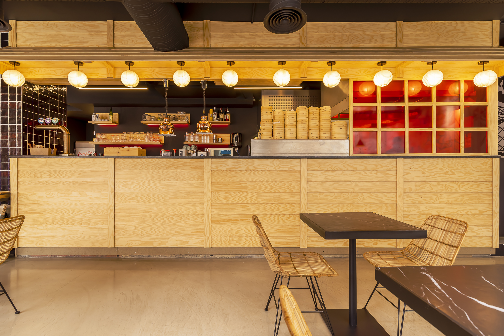 Decoração de interiores de um restaurante com estilo eclético, mas contemporal com neons laranjas e paredes com azulejos e detalhes em bambú; paleta de cores vibrante; hamburgueria gourment; Shiso Burger.