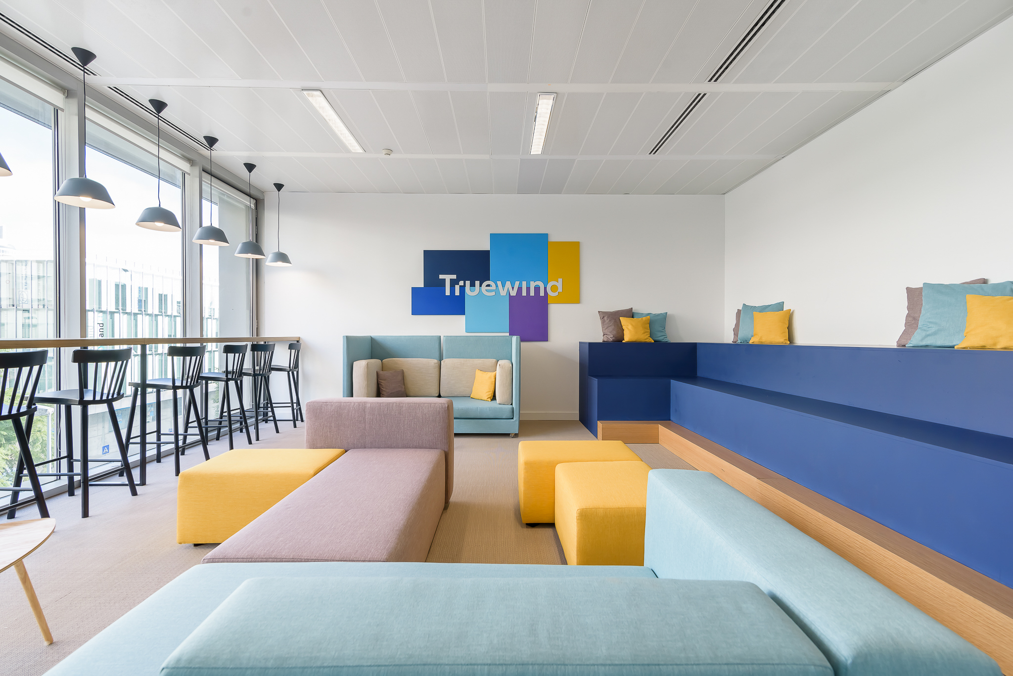 Decoração de escritórios e organização de espaços - alterativas de mapeamento de sofás e organização do espaço; sofás de escritório coloridos e que permitem momentos de colaboração