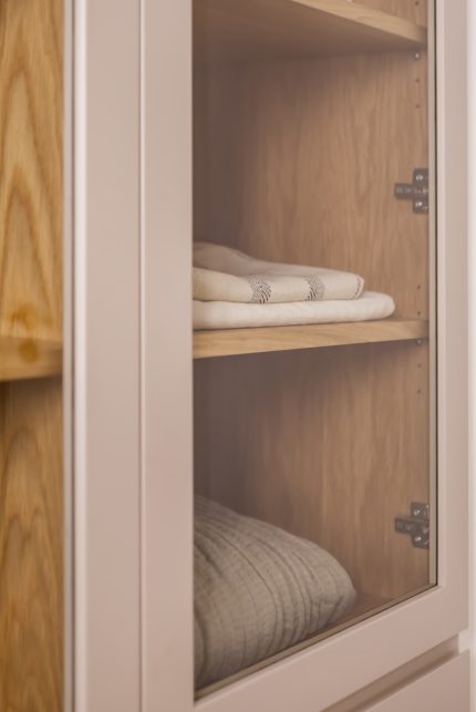 armário/closet rosa bebé com roupa organizada de uma casa renovada