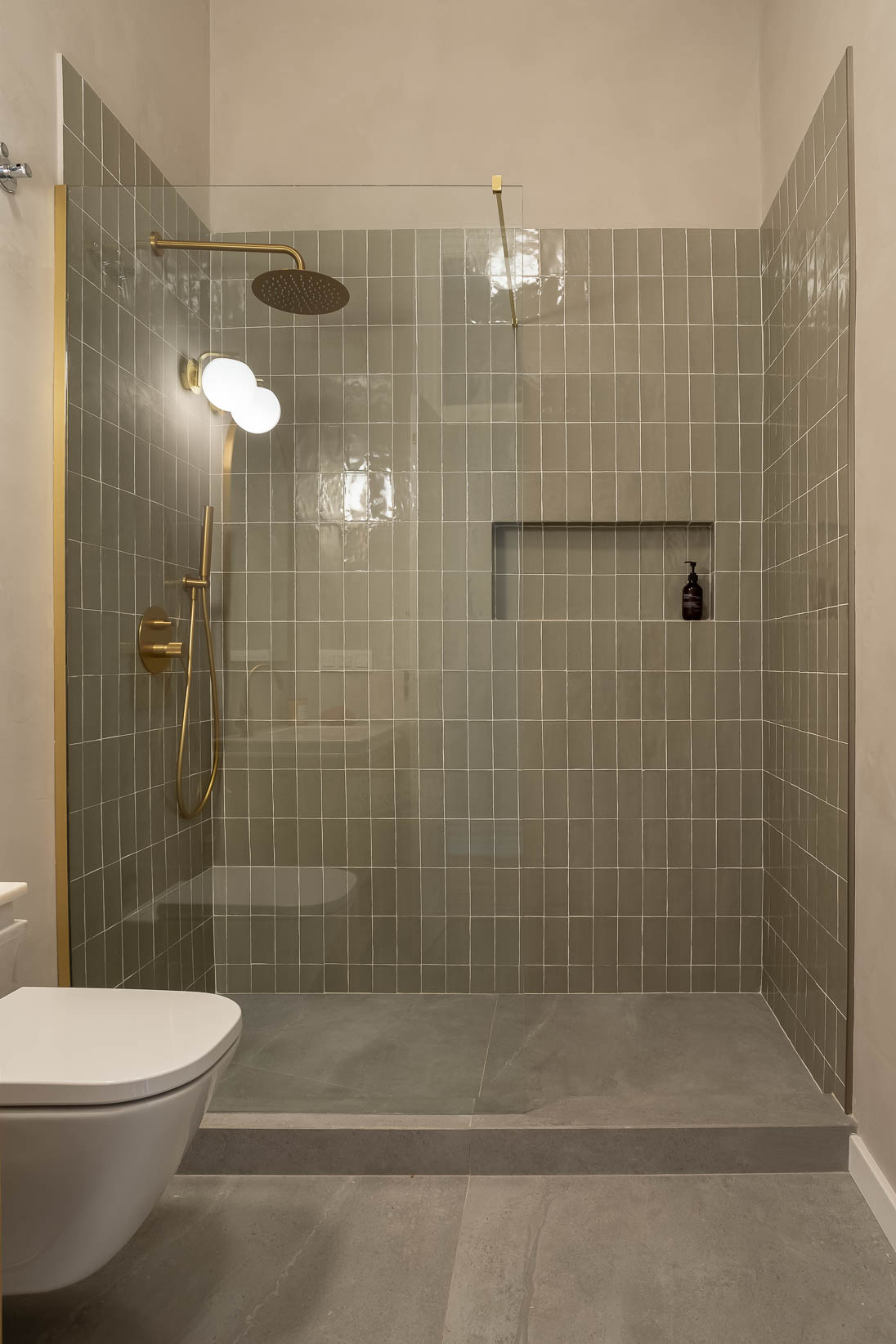 Renovação e Decoração da casa de banho da suite da Casa das Avenidas; decoração intemporal e clássica com detalhes de azulejos azuis e torneira e espelho dourado