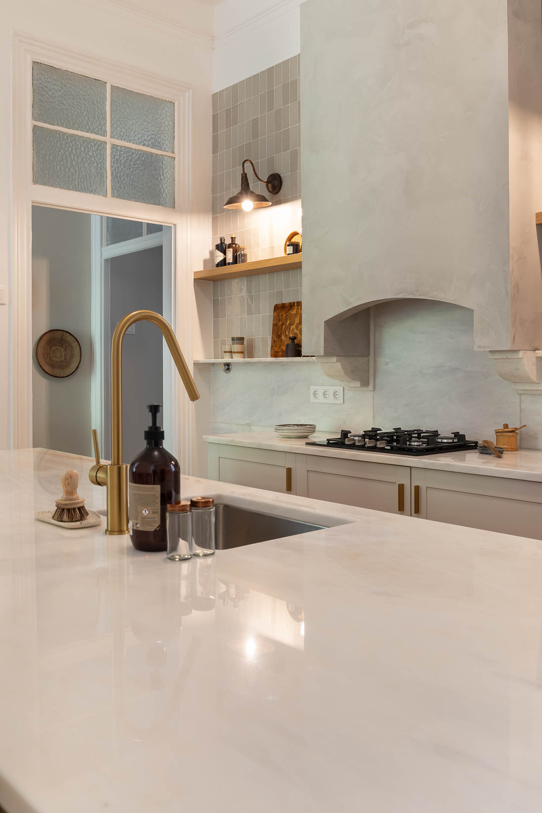 Renovação e Decoração da cozinha da Casa das Avenidas; elementos arquitetónicos lisboetas originais com decoração intemporal e moderna; detalhes dourados