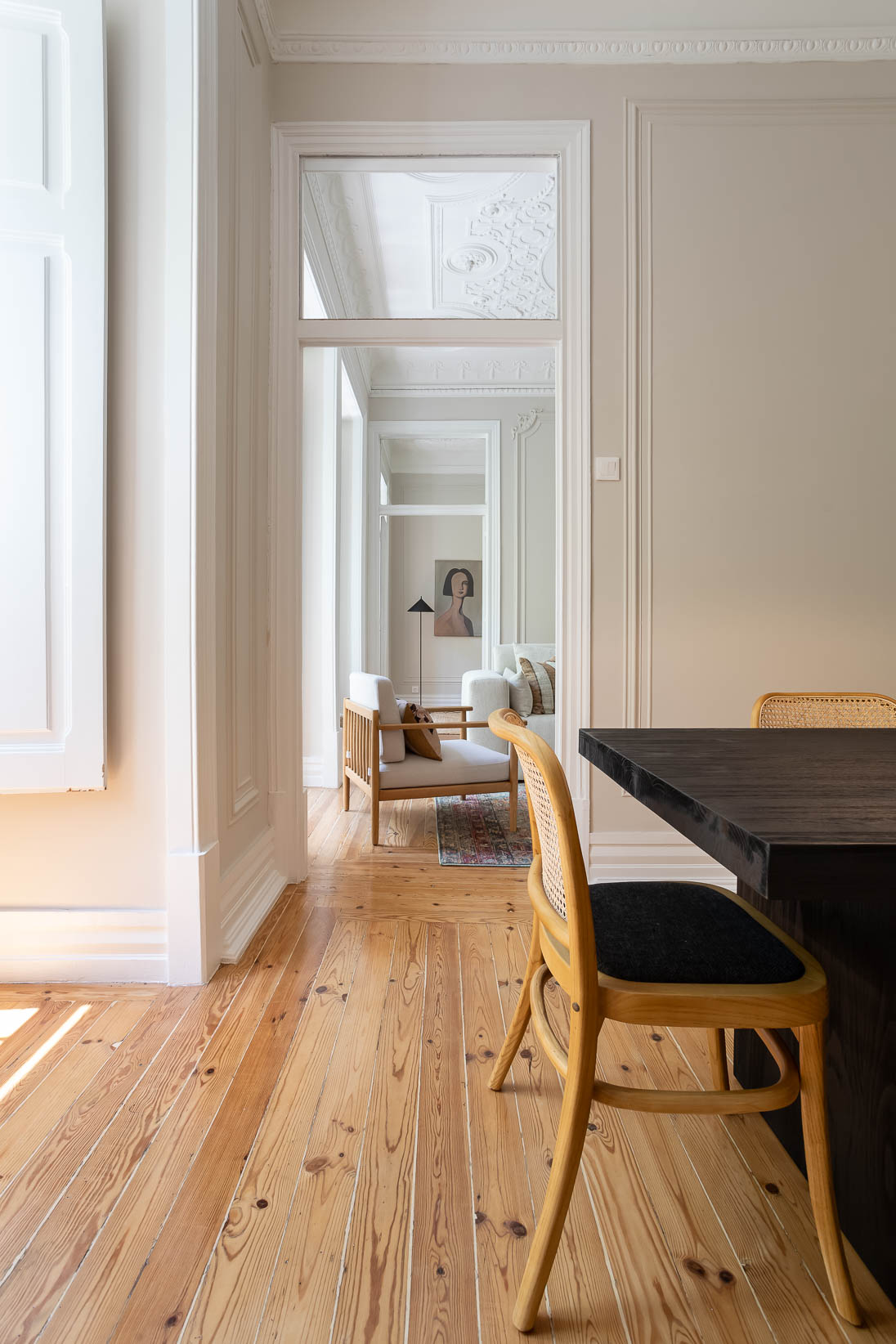 Renovação e Decoração da sala de jantar da Casa das Avenidas; elementos arquitetónicos lisboetas originais com decoração intemporal e moderna