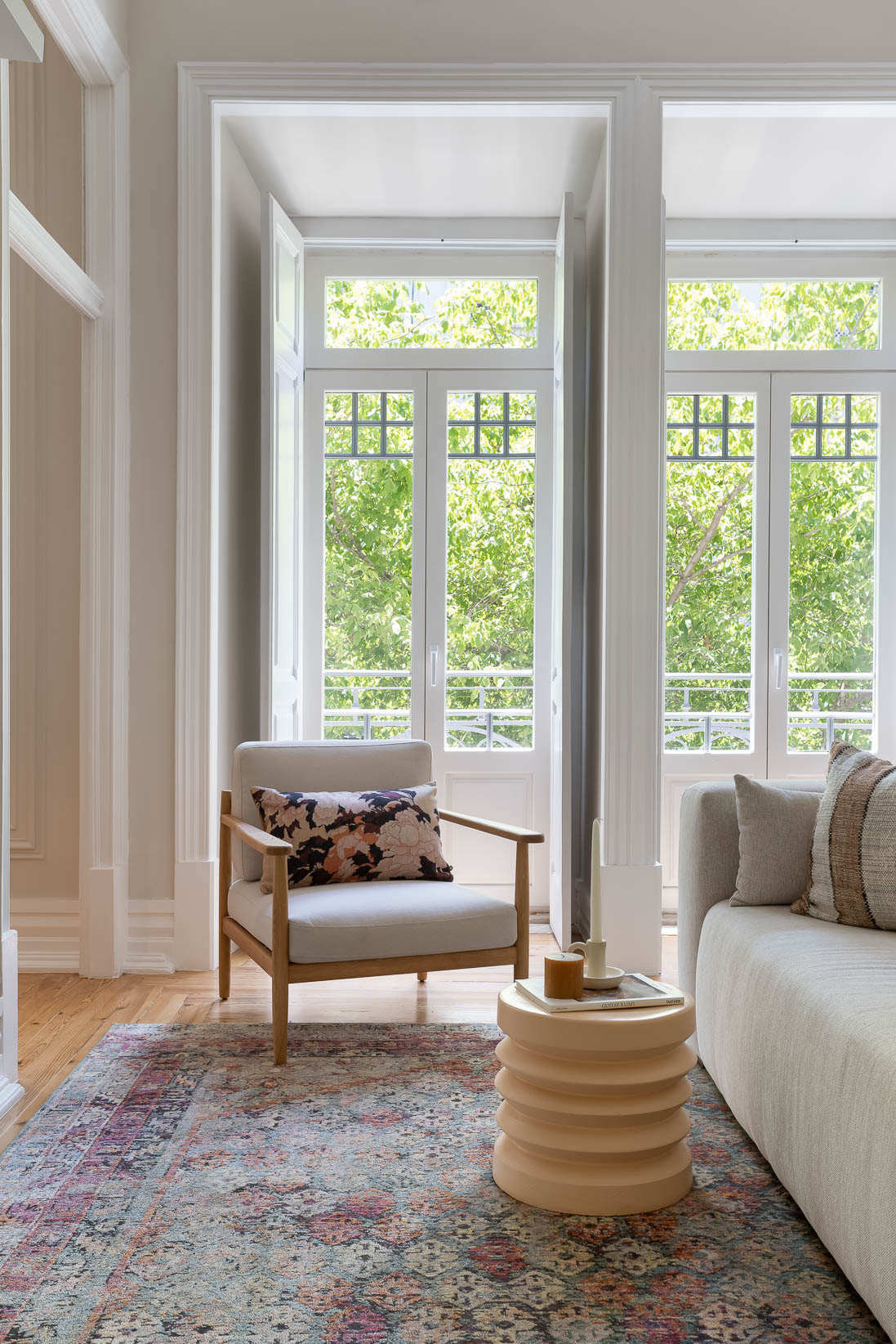 Renovação e Decoração da sala de estar da Casa das Avenidas; elementos arquitetónicos lisboetas originais com decoração intemporal e moderna