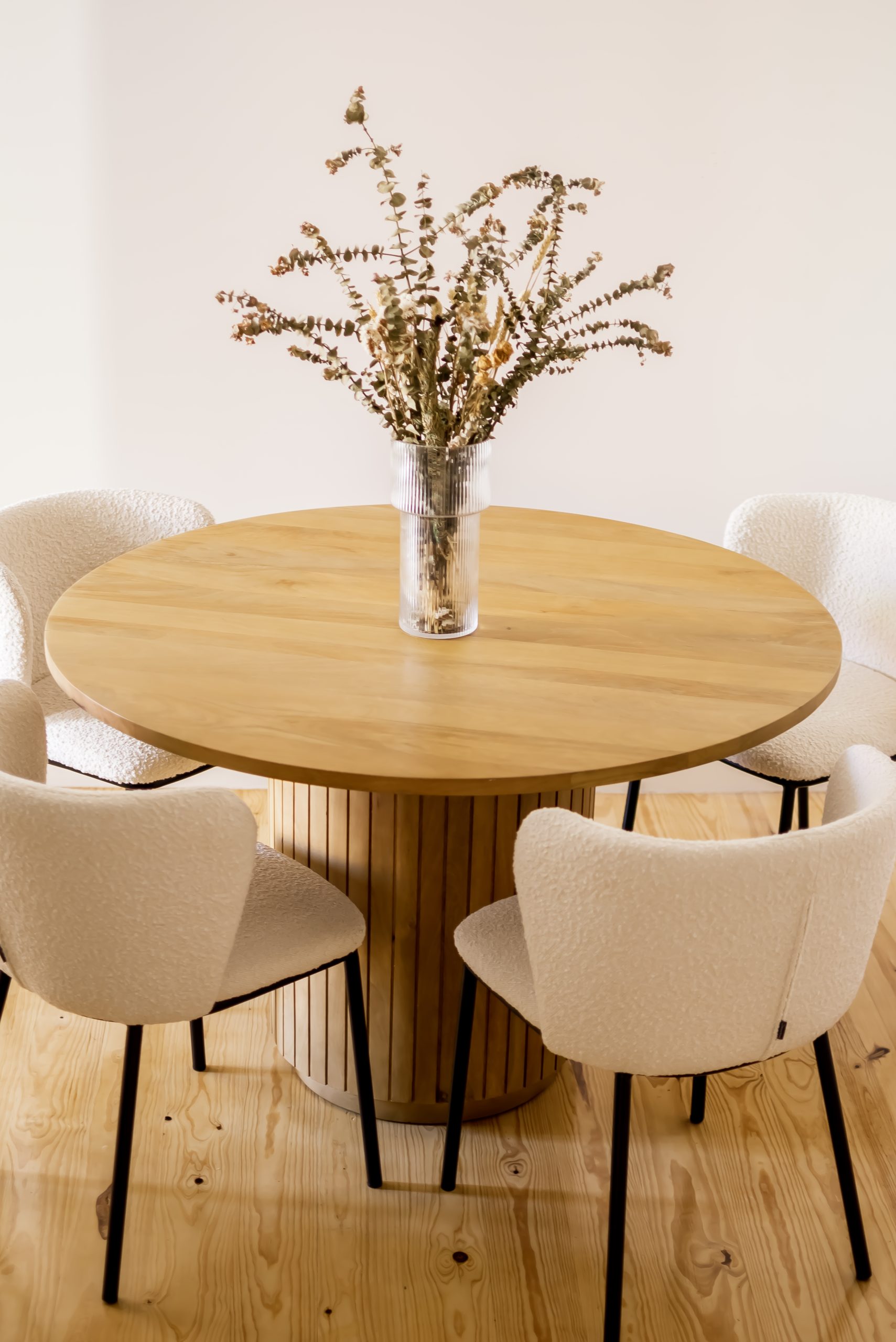 mesa de jantar de madeira com cadeiras de pelo branco