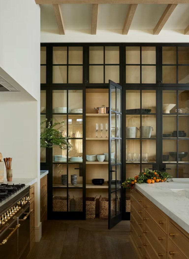 cozinha com dispensa com portas em vidro e madeira preta