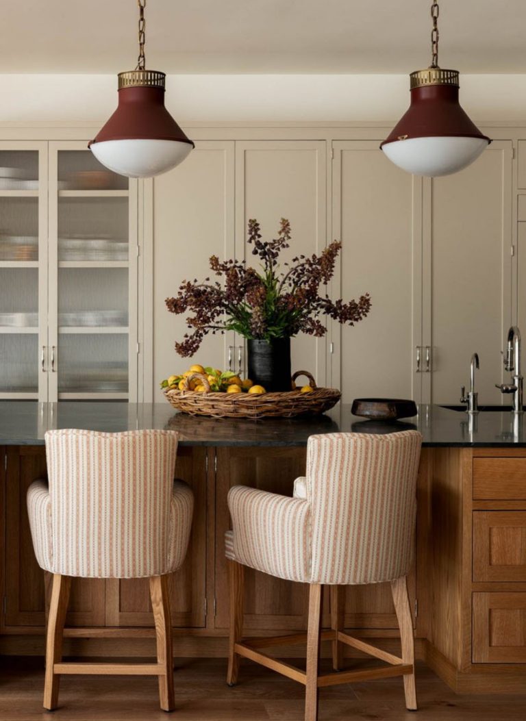 cozinha com dispensa com cadeirões e armários brancos