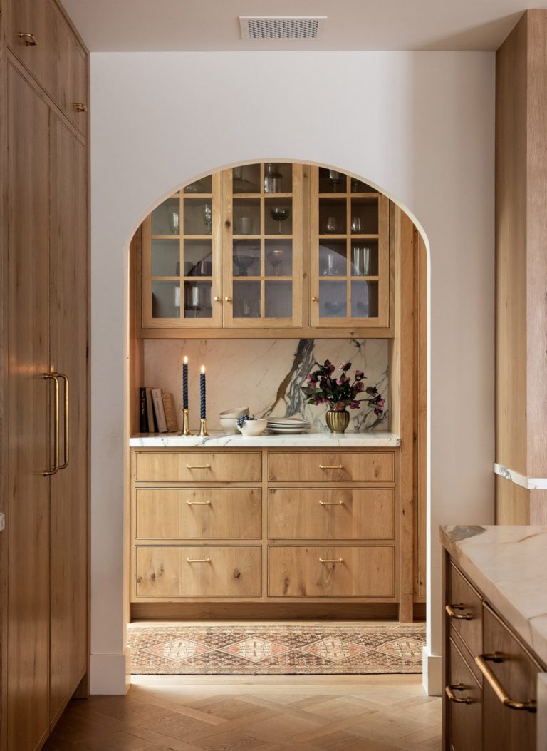 cozinha com móveis em madeira