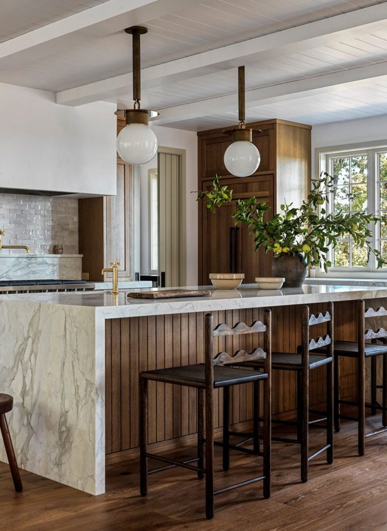 cozinha com ilha em madeira e mármore e bancos