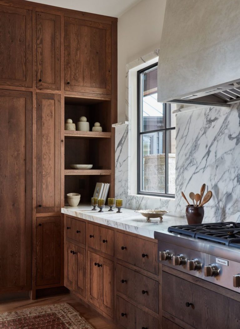 cozinha em madeira e bancos