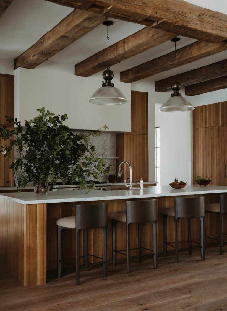 cozinha com ilha em madeira e bancos