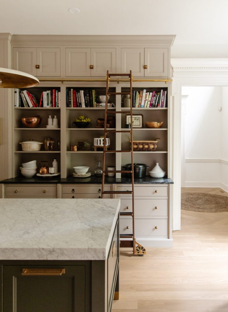 cozinha em tom nude/branco