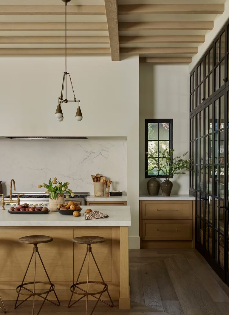 cozinha com ilha em tom branco e amarelo