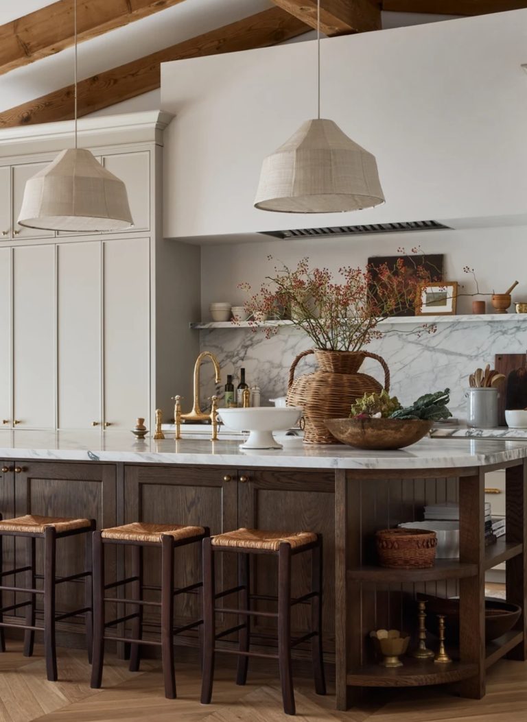 cozinha com ilha em madeira e tons brancos
