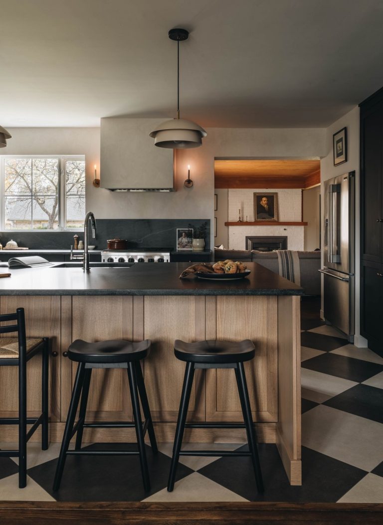 cozinha com ilha em madeira e tons brancos