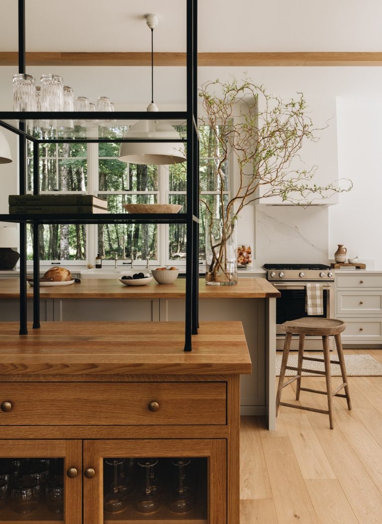 cozinha em madeira e tons brancos