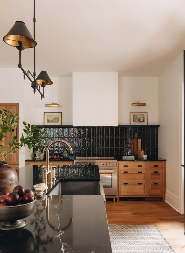 cozinha em madeira e tons brancos; b