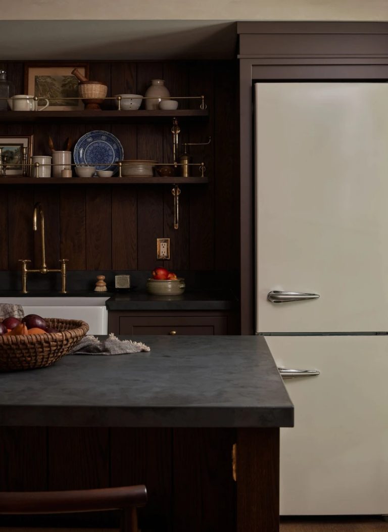 cozinha em tons escuros/preto e bordô