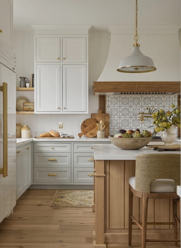 cozinha em madeira e tons brancos