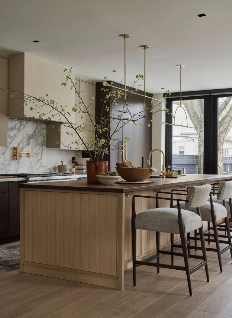 cozinha em madeira e tons brancos; mármore