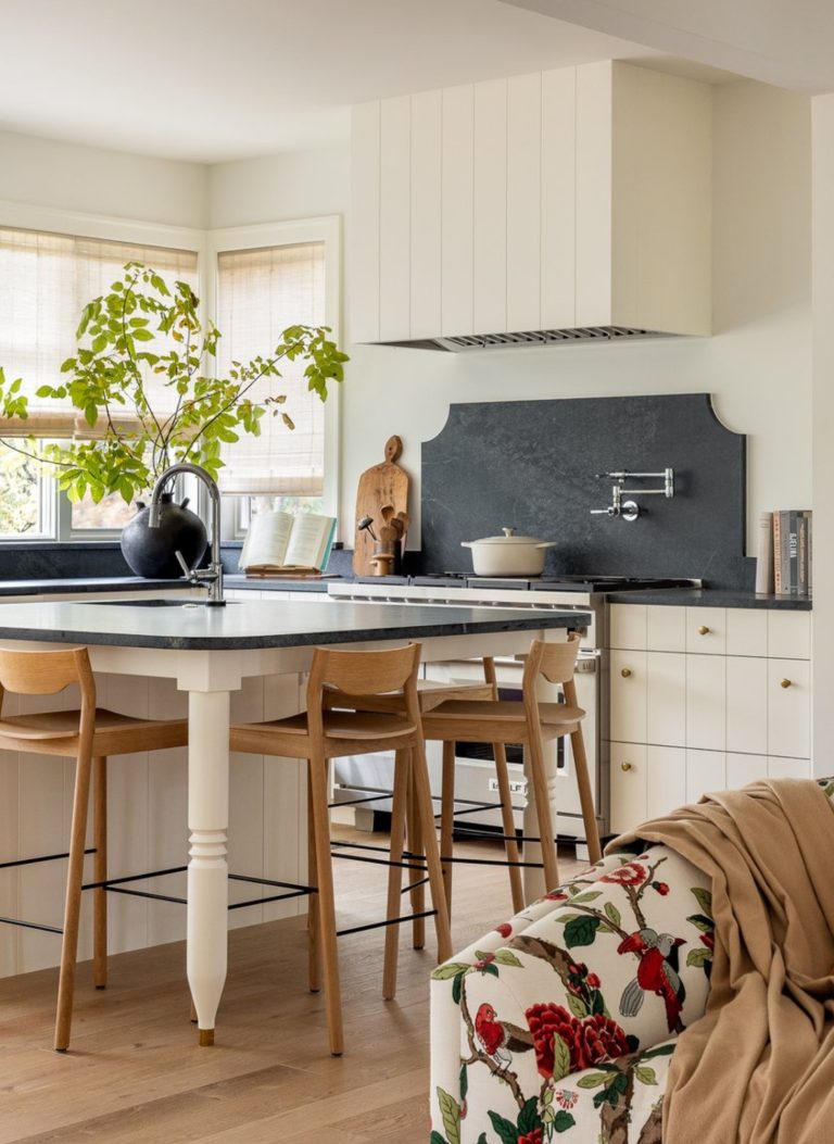 cozinha em madeira e tons brancos; backsplash preto