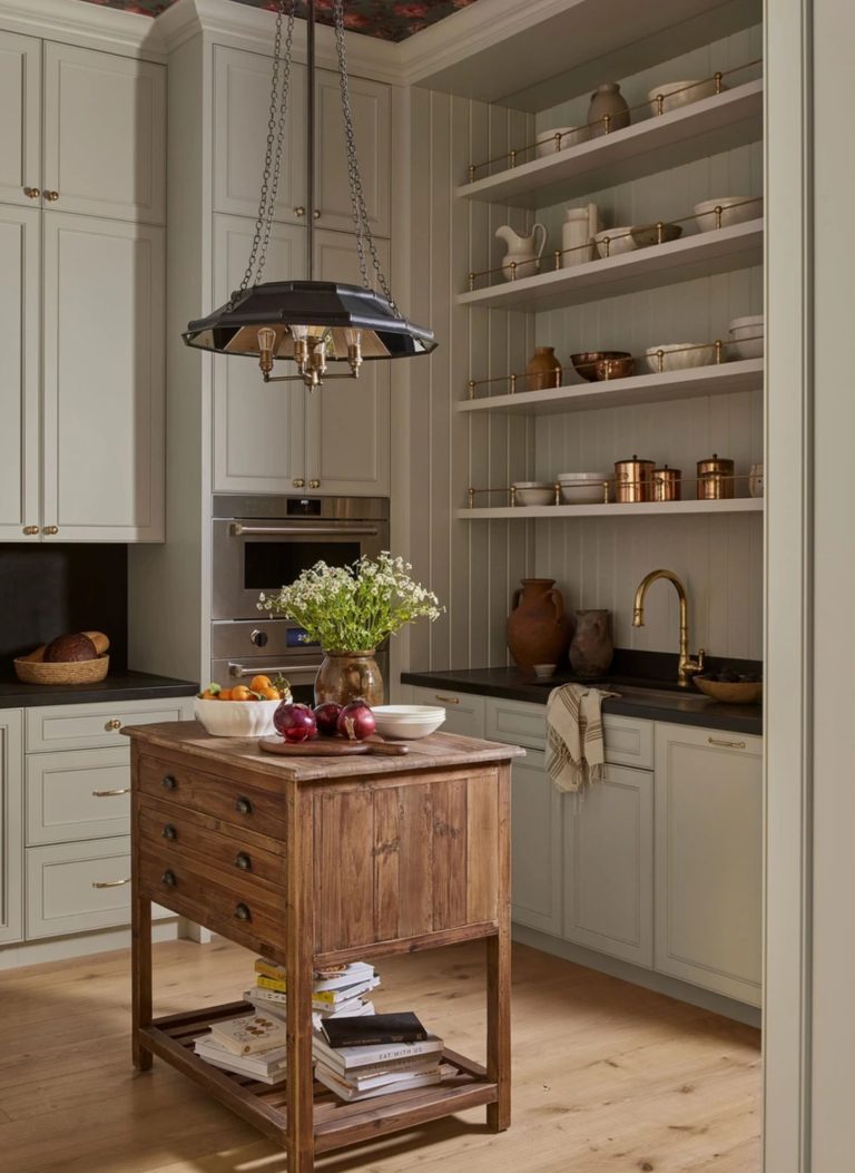 cozinha em madeira e tons acastanhados/nude, mesa vintage central em madeira