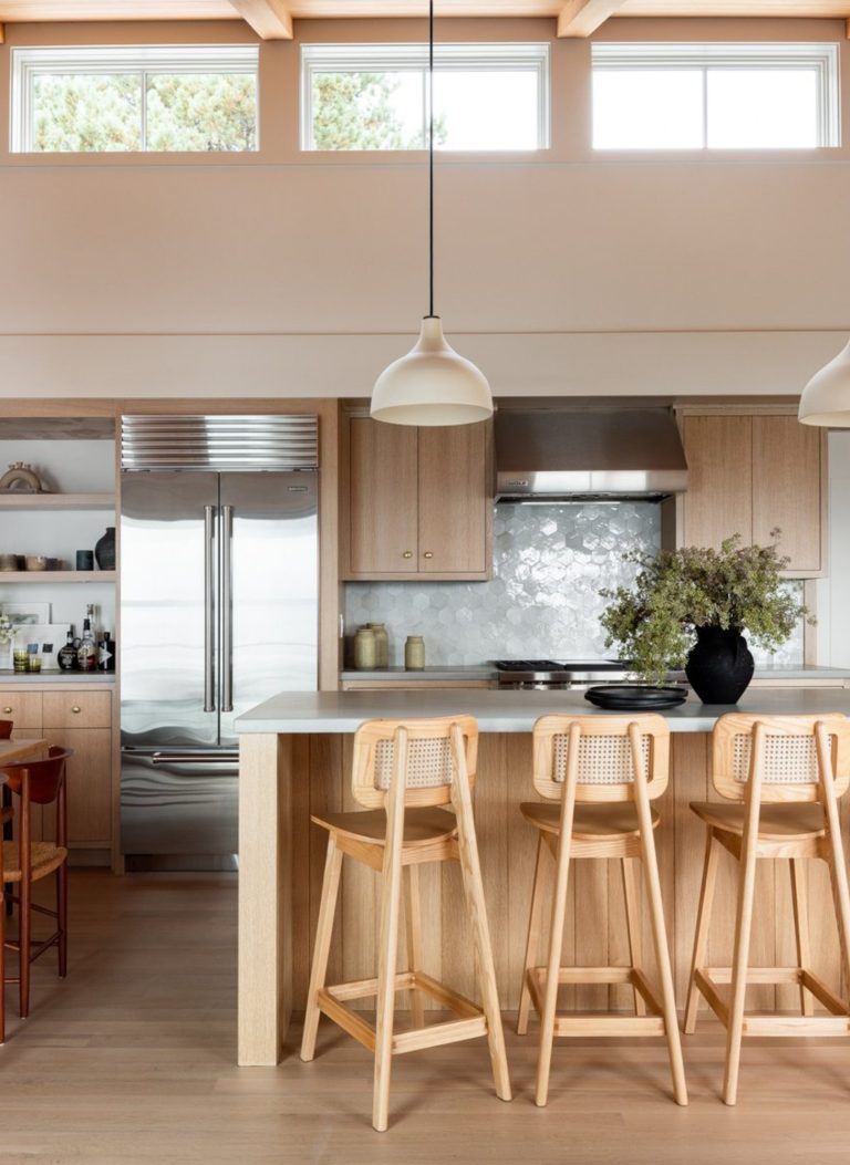 cozinha com ilha em madeira e tons brancos, backsplash em azulejos acinzentados