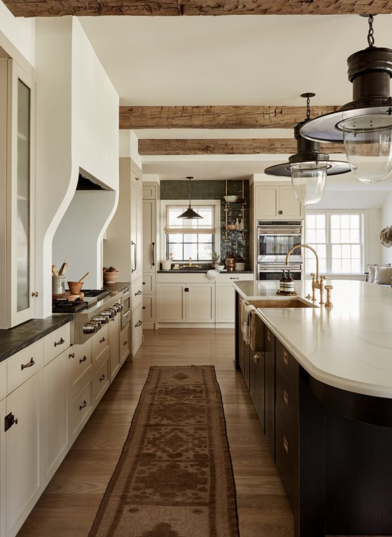 cozinha com ilha em madeira e tons brancos