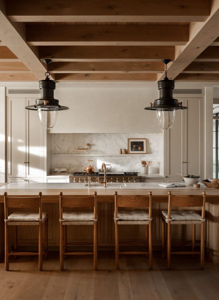 cozinha com ilha em madeira e tons brancos; bancos em madeira