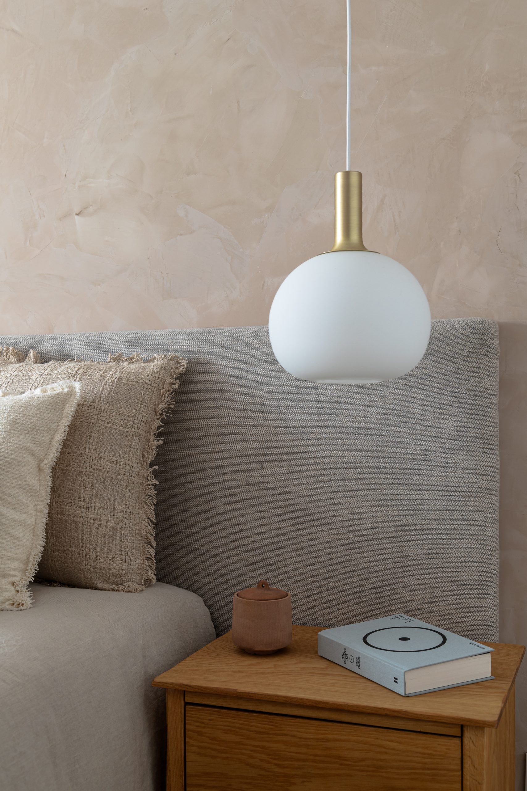 Casa do Paço - recanto do quarto principal, com cabeceira da cama em tecido acizentado; candeeiro de teto com globo, acima da cabeceira; cabeceira em madeira natural