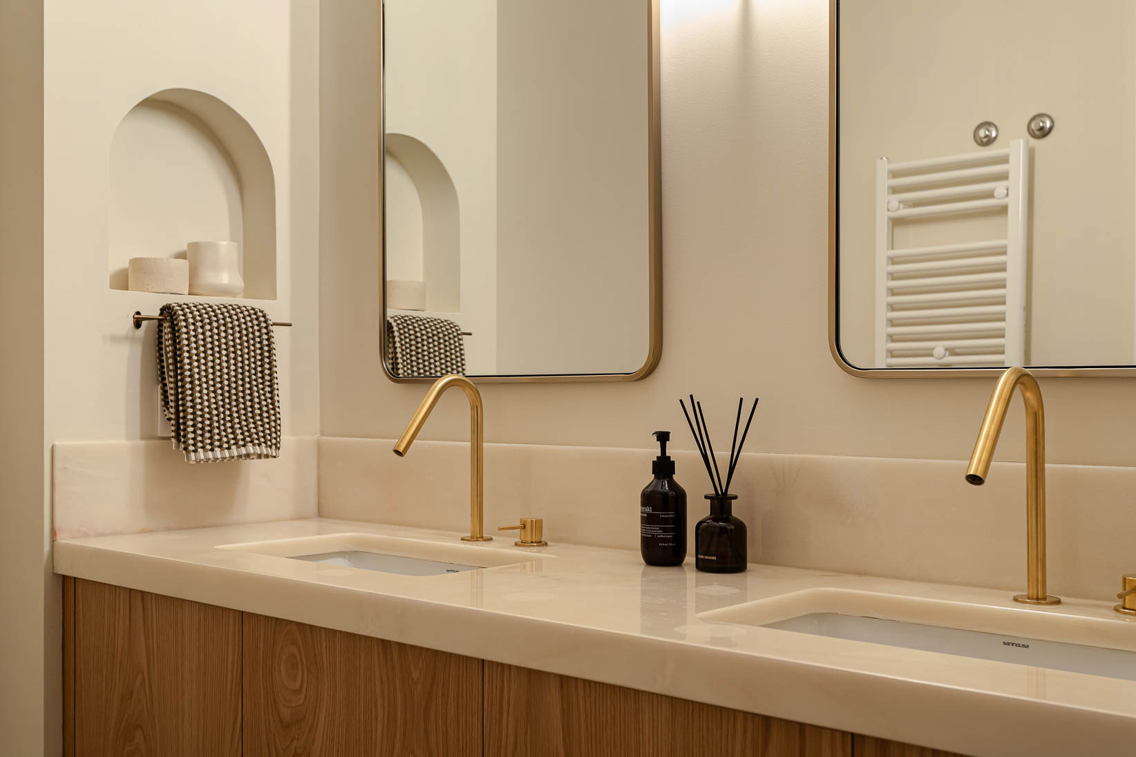 Casa do Paço - casa de banho da master suite com móveis a madeira de carvalho natural, espelhos quadrados com moldura dourada, hardware dourada