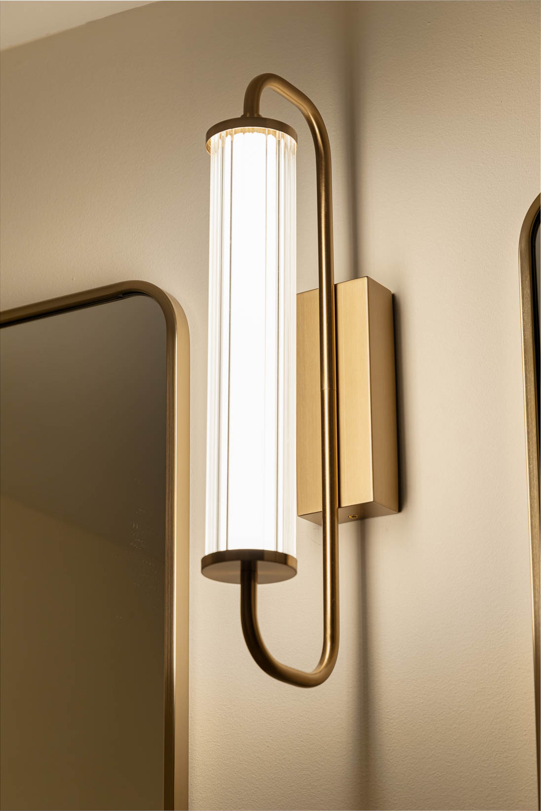 Aplique do estilo vintage dourado aplicado na casa de banho da master suite da Casa do Paço