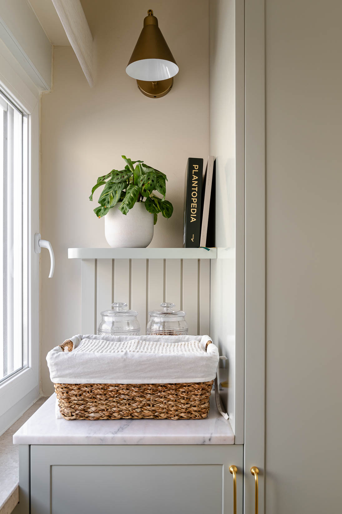 Casa do Paço - lavandaria com armários feitos à medida em verde claro/ sage green e puxadores dourados