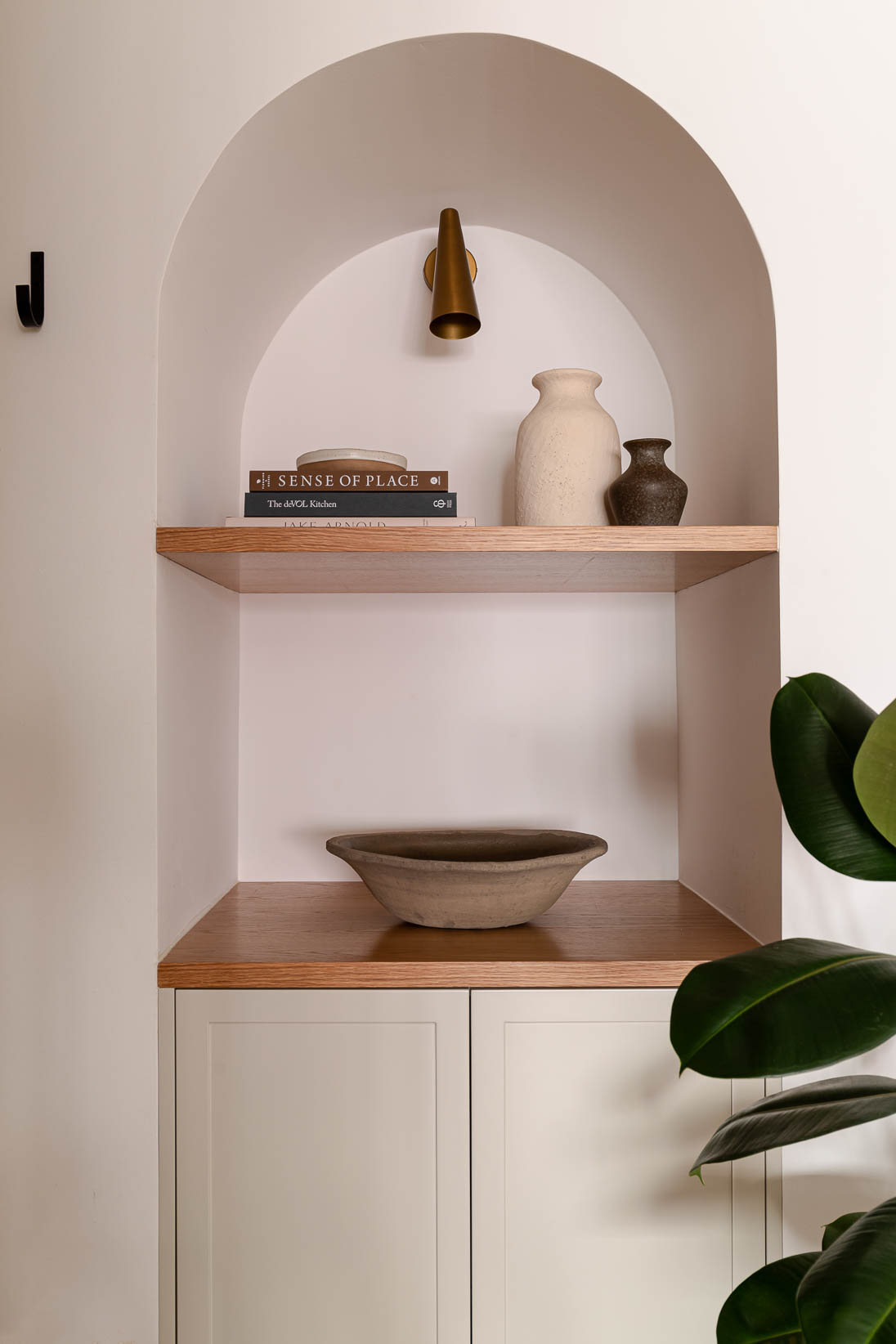 Casa do Paço - hall de entrada com recanto a formar um arco decorativo que funciona como estante