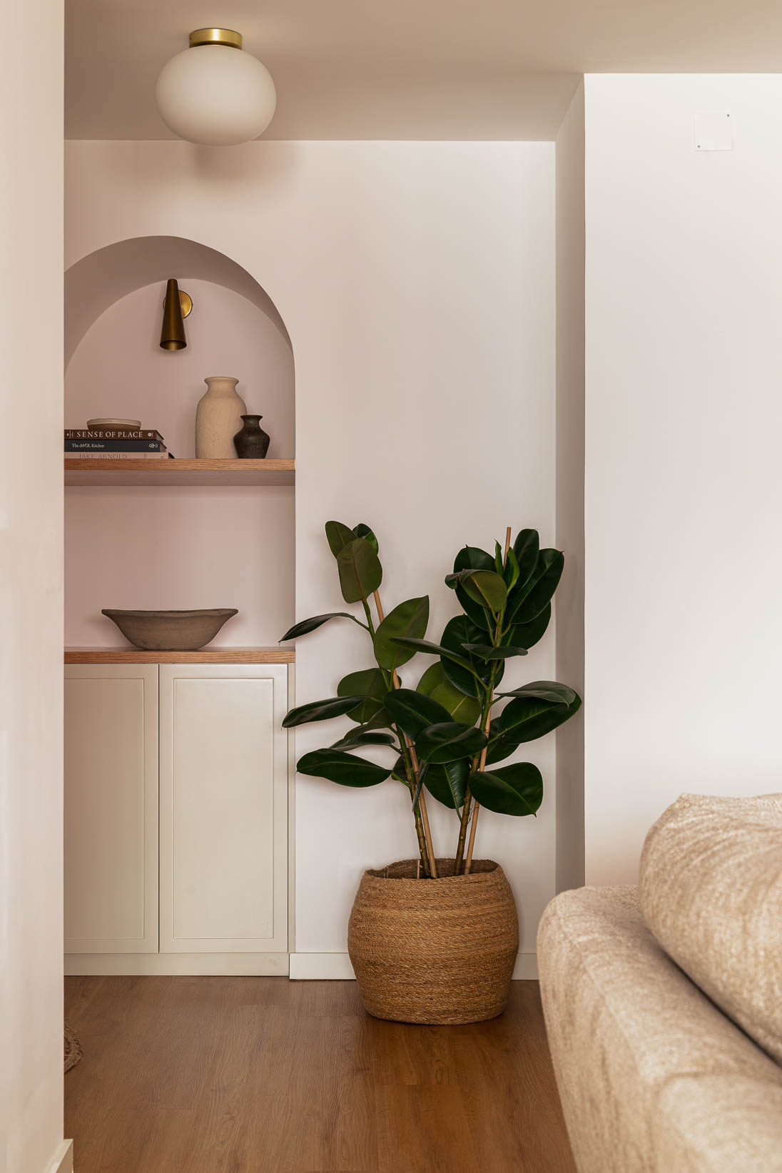 Casa do Paço - hall de entrada com recanto a formar um arco decorativo que funciona como estante