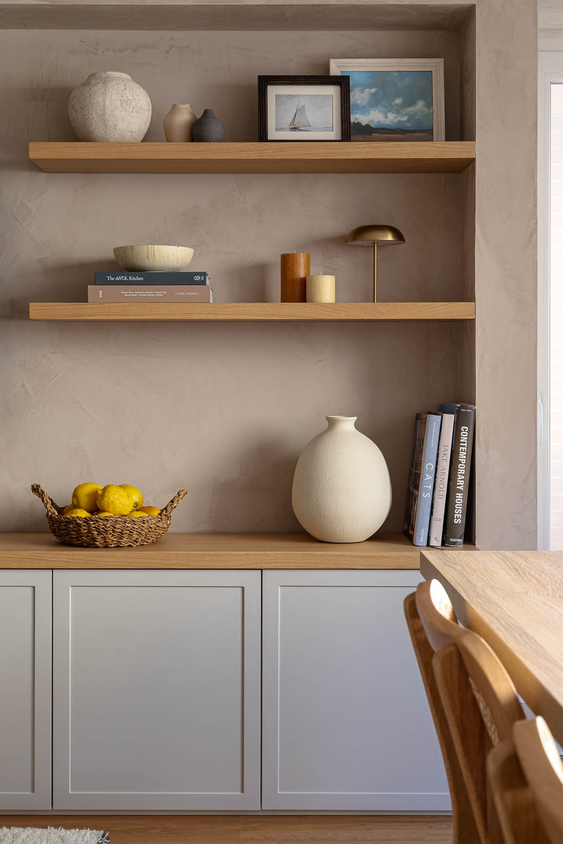 Casa do Paço - armário personalizado, feito à medida para a sala, à base de uma estante e armários a verde/ sage green