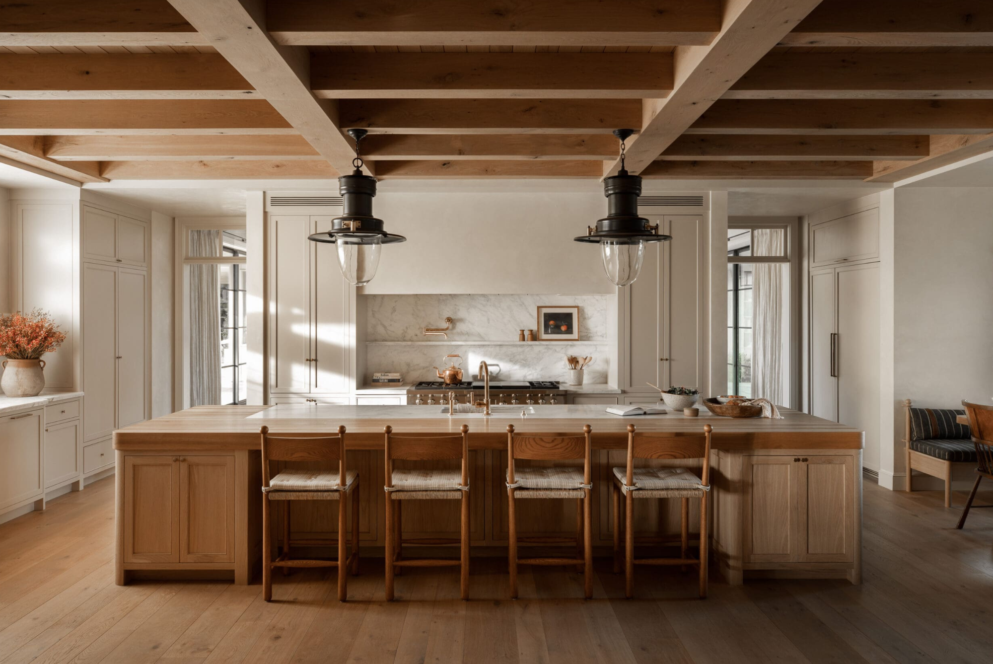 cozinha com ilha em madeira e tons brancos; bancos em madeira; bancos em madeira