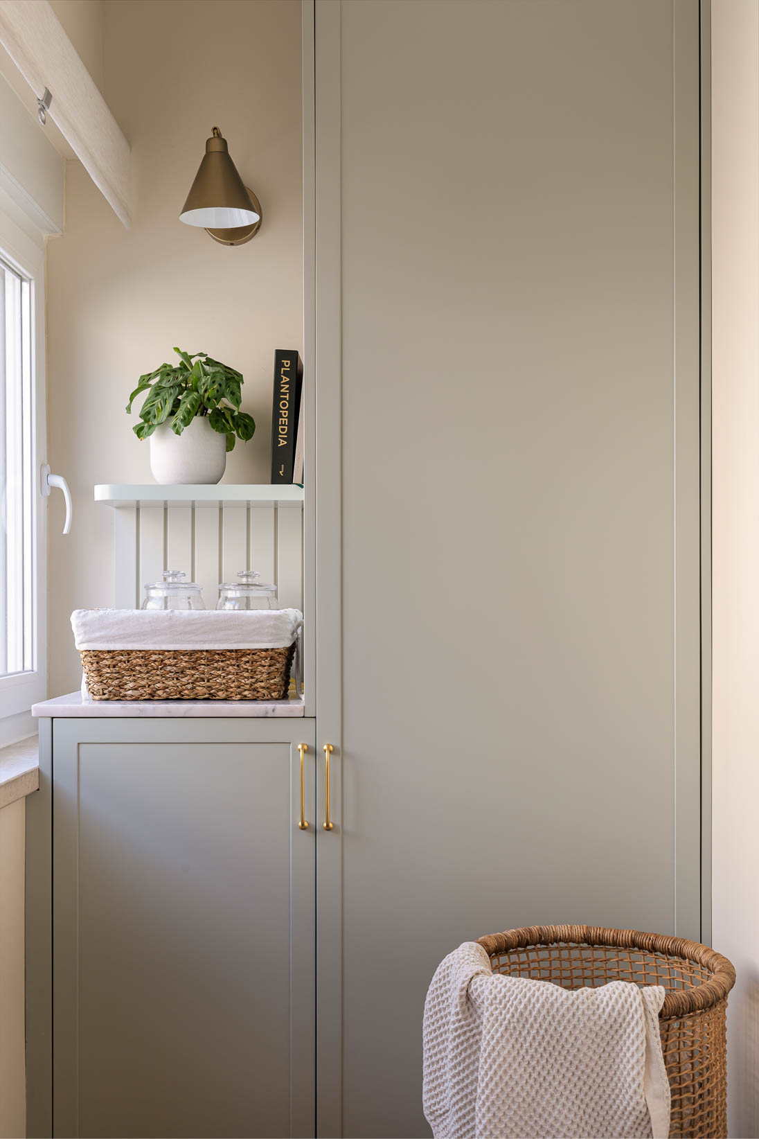 Casa do Paço - lavandaria com armários feitos à medida em verde claro/ sage green e puxadores dourados