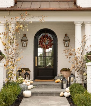 Casa com decoração de Halloween à porta