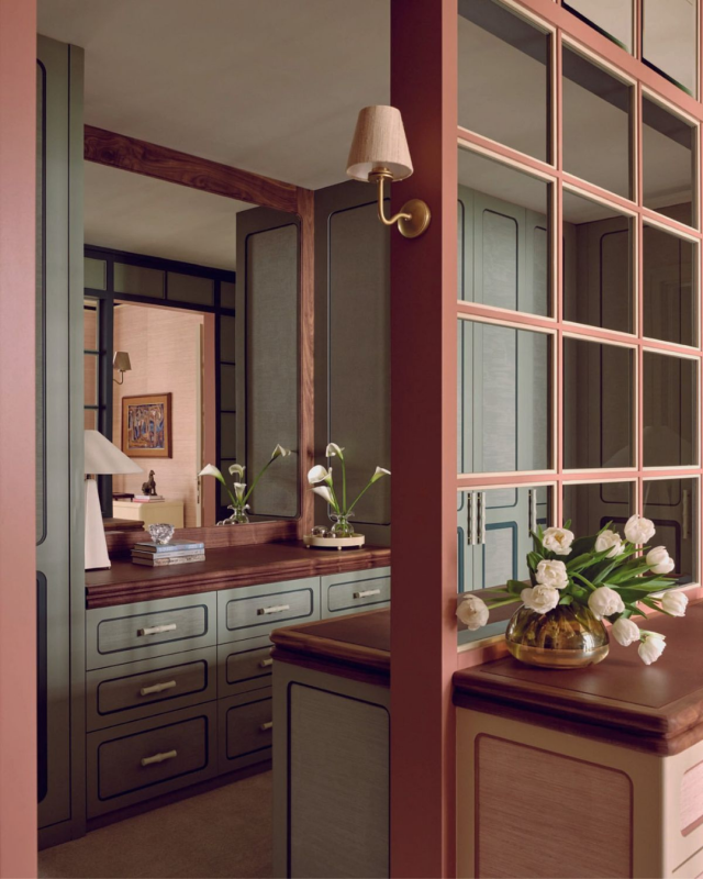 Closet retro feito por medida com roupeiros altos, armários com gavetas e toucador com espelho.