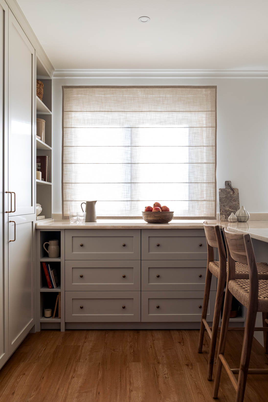 Cozinha aberta com armários feitos por medida e bancadas em mármore português