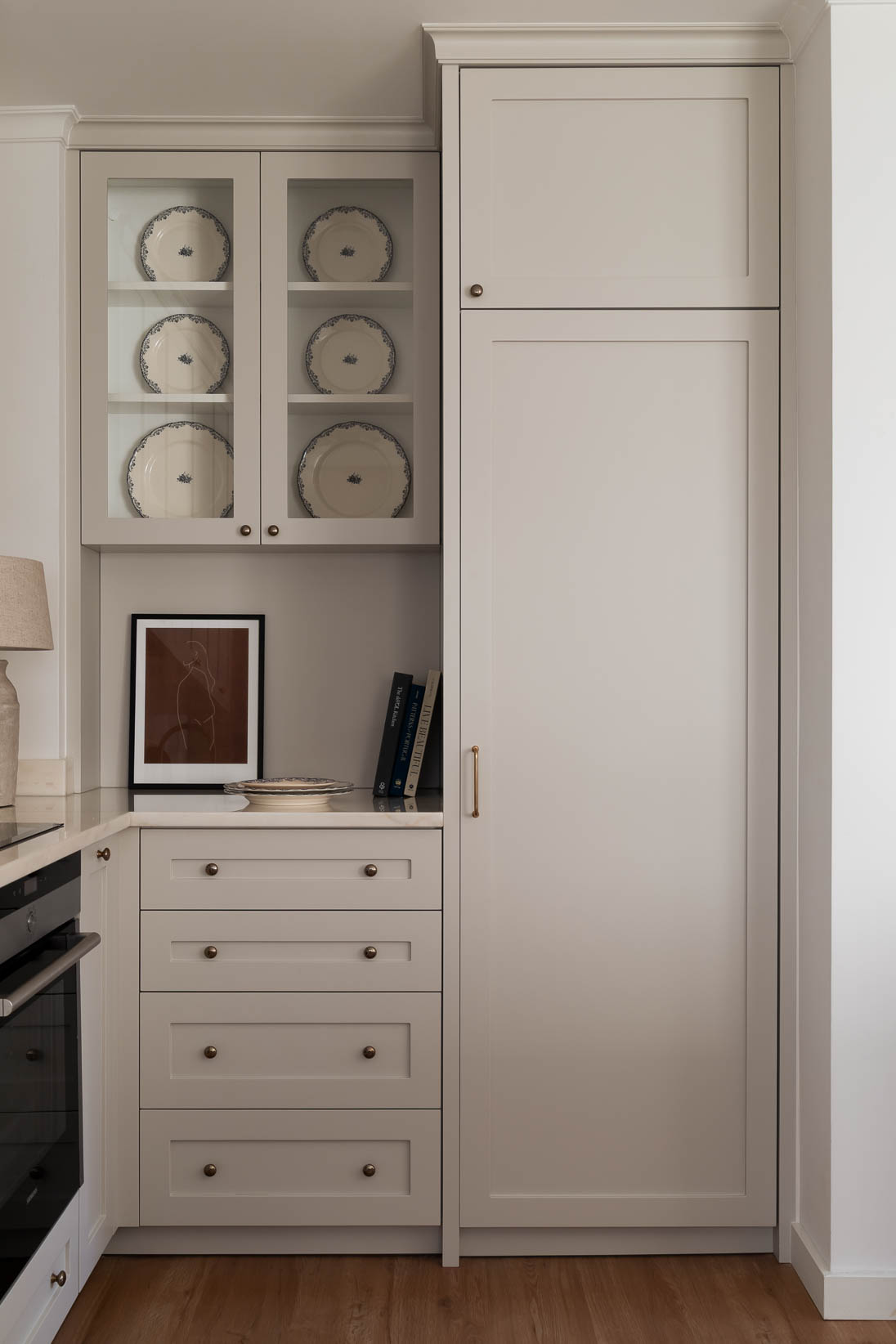 Cozinha clássica com mobiliário por medida e decoração intemporal